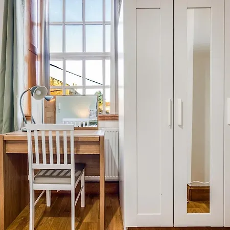 Centre 1 Bed Flat - Short Walk To Station