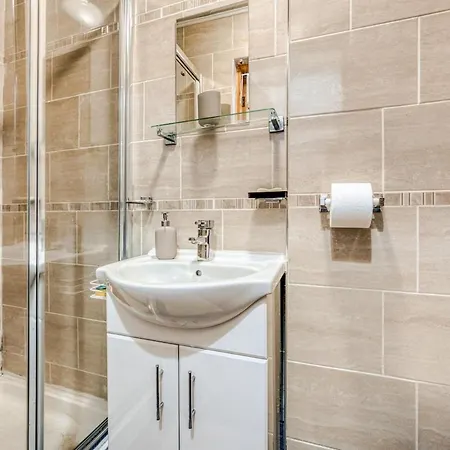 Centre 1 Bed Flat - Short Walk To Station