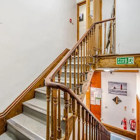 Centre 1 Bed Flat - Short Walk To Station