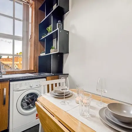 Centre 1 Bed Flat - Short Walk To Station *