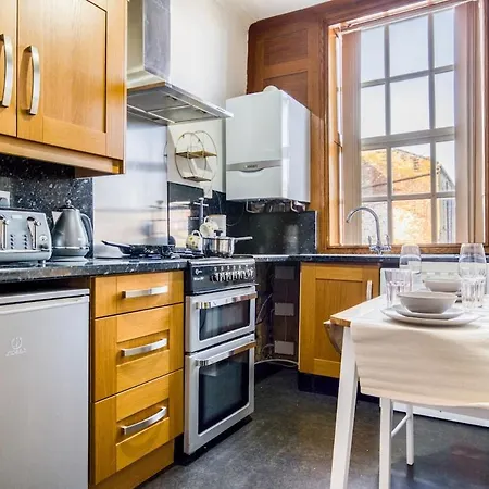 Centre 1 Bed Flat - Short Walk To Station * 布雷得佛