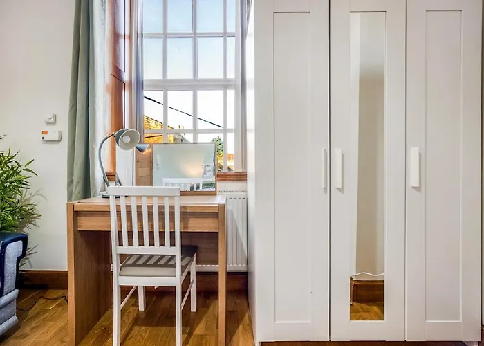 Centre 1 Bed Flat - Short Walk To Station