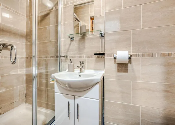 Centre 1 Bed Flat - Short Walk To Station