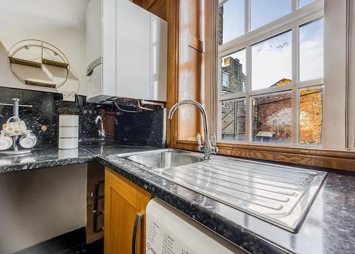 Centre 1 Bed Flat - Short Walk To Station *