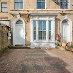 Centre 1 Bed Flat - Short Walk To Station Daire