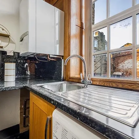 Centre 1 Bed Flat - Short Walk To Station *