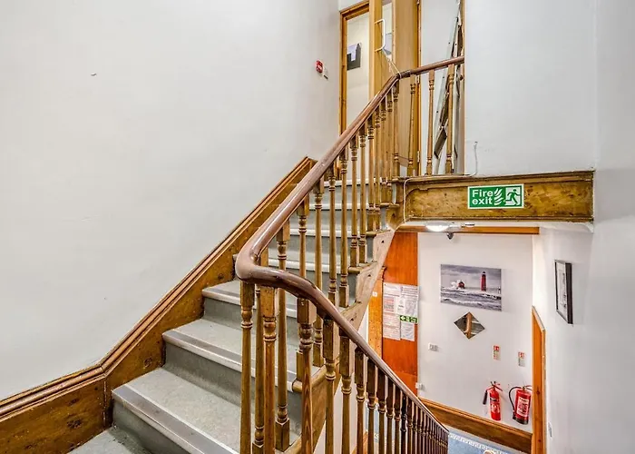 Centre 1 Bed Flat - Short Walk To Station